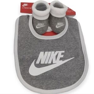 Nike 0-6 Month Baby Bib and Booties Shoes Infant Set